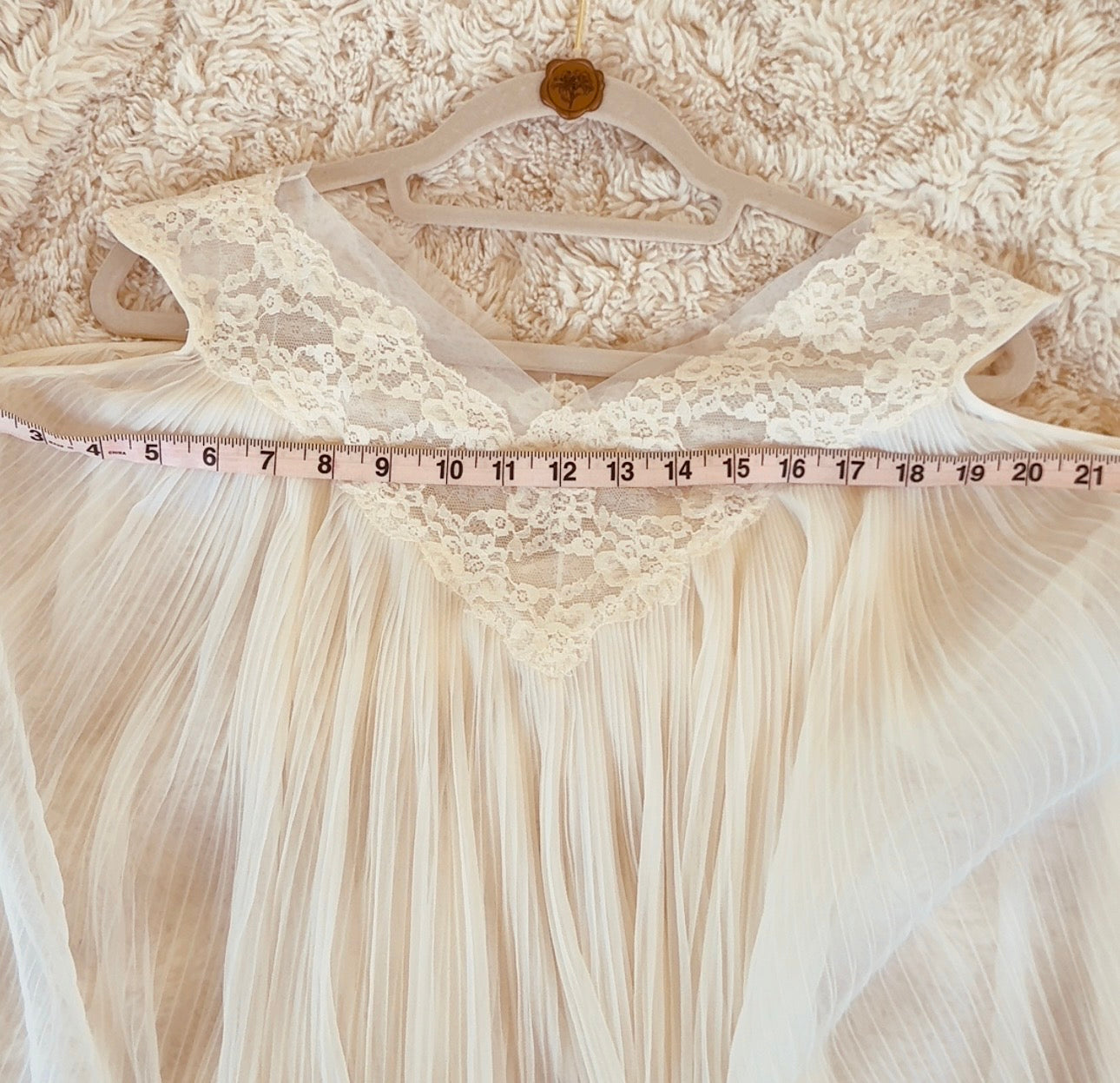 POV: You’re living in a 1960s dreamscape: This vintage babydoll set is the definition of ethereal.