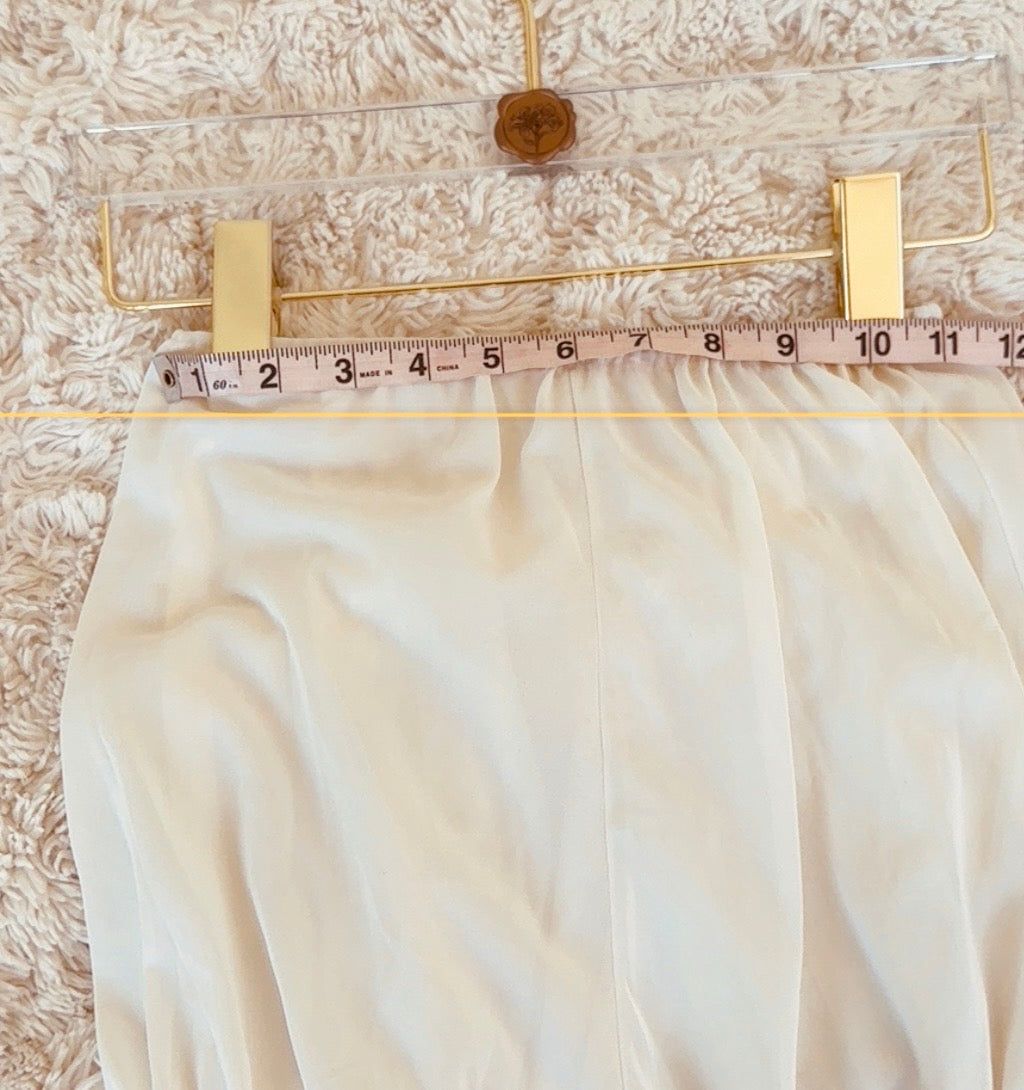 POV: You’re living in a 1960s dreamscape: This vintage babydoll set is the definition of ethereal.