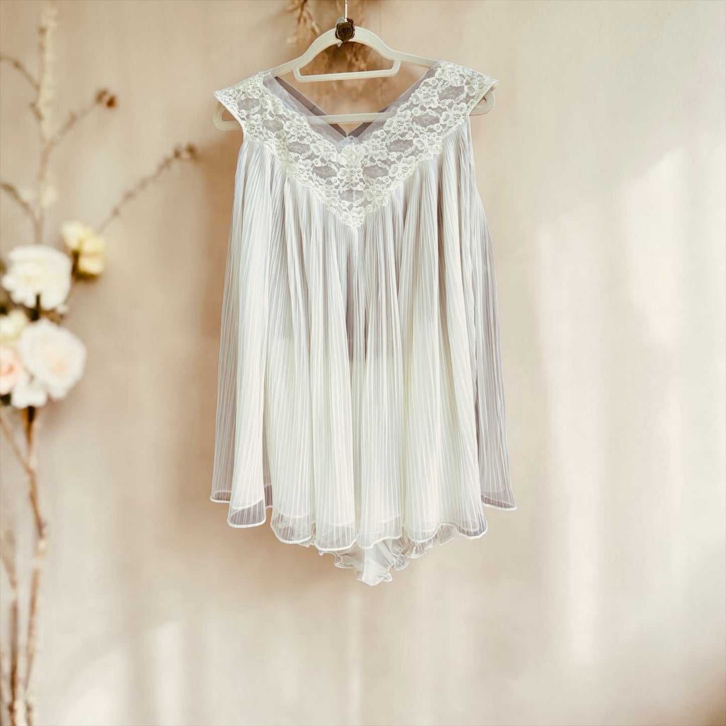 POV: You’re living in a 1960s dreamscape: This vintage babydoll set is the definition of ethereal.