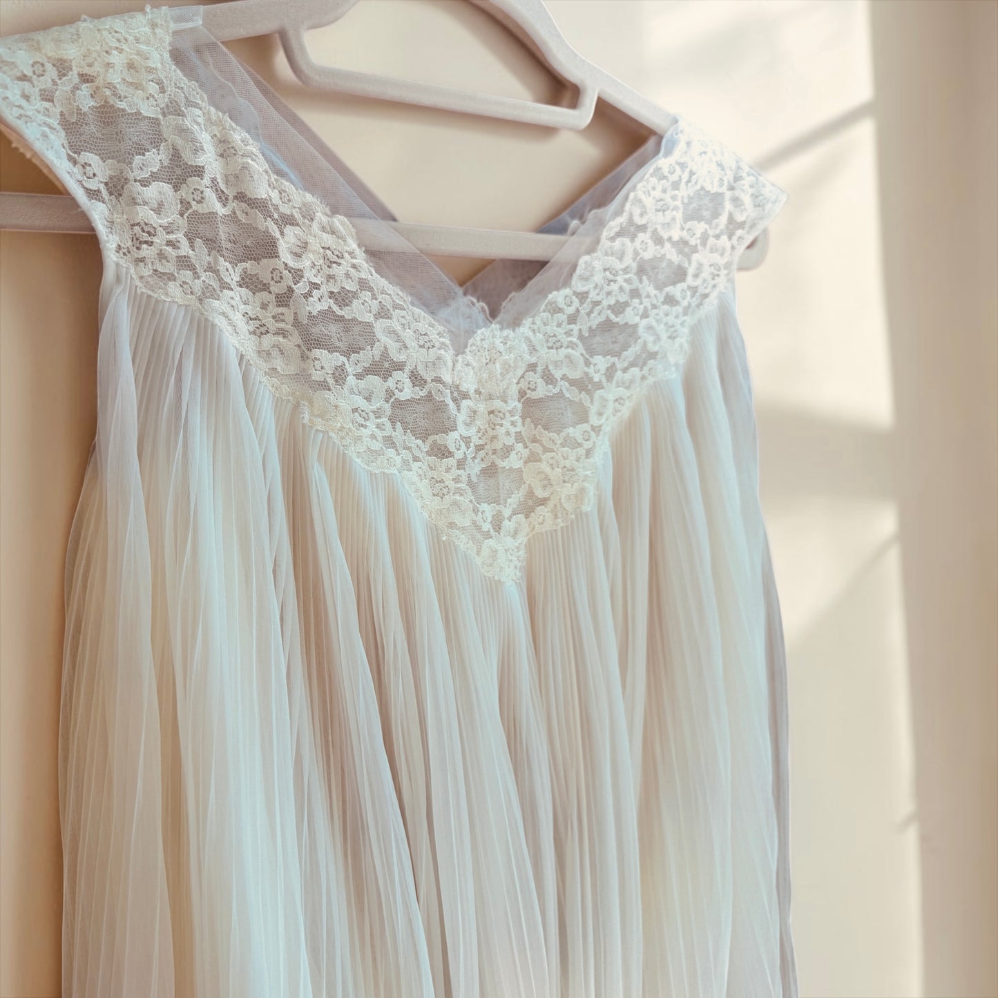 POV: You’re living in a 1960s dreamscape: This vintage babydoll set is the definition of ethereal.